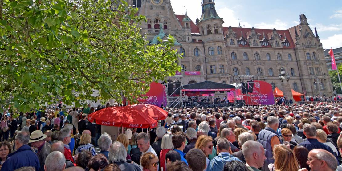 Menschenmenge vor Bühnen auf dem Trammplatz vor dem Neuen Rathaus in Hannover.